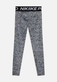 Grå leggings med et teksturert mønster med fete bokstaver, elastisk midjebånd med "NIKE"-merke, og tettsittende design.
