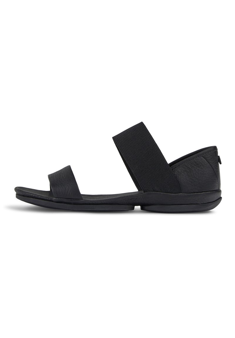 Svarta sandaler med en strukturerad läderöverdela, med breda elastiska remmar och en vadderad sula. Lättviktsdesign med öppen tå.