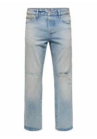 Jean en denim bleu clair avec une coupe décontractée, présentant des zones usées et des ourlets effilochés. Design classique à cinq poches et fermeture à bouton.