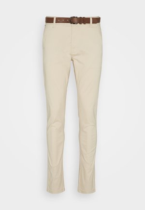Beige Baumwoll-Chinos mit einer glatten Textur, ausgestattet mit einem braunen Ledergürtel, geradem Beinschnitt und klassischem Fünf-Taschen-Design.