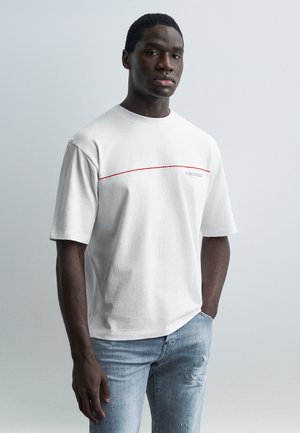 LOOSE FIT TEE - Tričko s potlačou - white