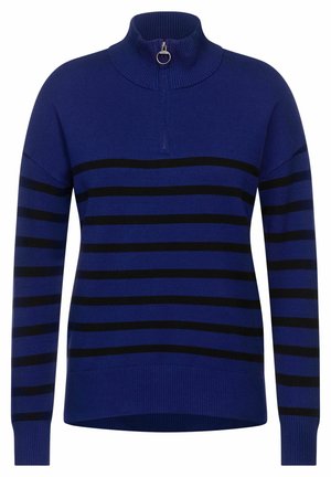 Niebieski sweter dziany z czarnymi poziomymi paskami, długimi rękawami, ściągaczami przy mankietach i u dołu oraz krótkim zamkiem z okrągłym suwakiem przy wysokim kołnierzu.