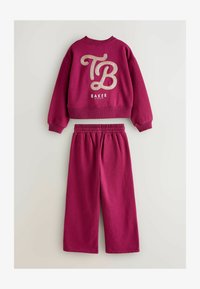 Valimata, burgundy red