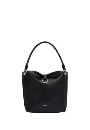 Bolso de hombro de cuero negro con un solo asa, detalle de anillo dorado en la parte superior central y pequeñas letras doradas de la marca cerca de la parte inferior.