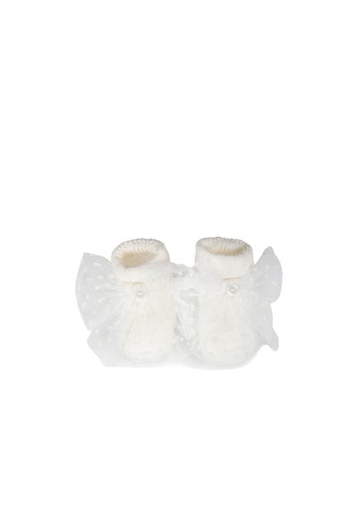 Scarpette per neonati in maglia bianca con un grande fiocco in tulle a pois, arricchite da un accento di perla su ciascun lato. Materiale morbido e texturizzato.