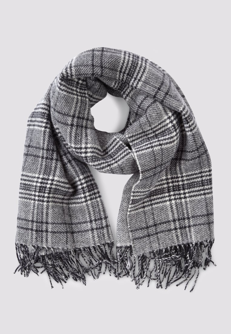 Écharpe tissée à carreaux gris et noirs avec des bords frangés, disposée en boucle lâche sur un fond clair.