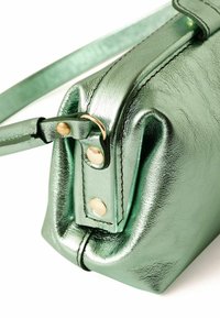 Metallic groene handtas met een glanzende textuur, zachte vorm en gouden hardware accenten, voorzien van een crossbody-riem.