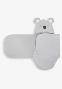 Toalla para bebés de color gris con diseño de cabeza de oso; tela suave y texturizada; presenta orejas, detalles faciales y un lazo para colgar en la parte superior.