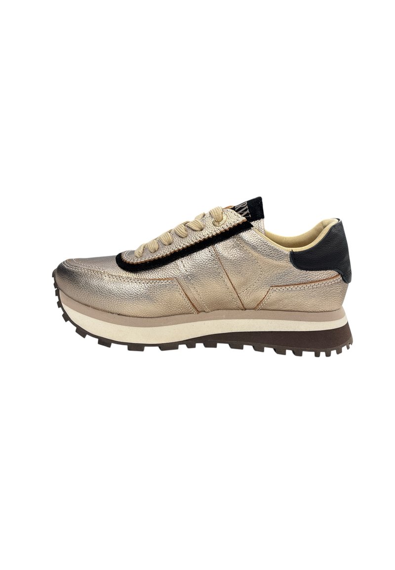 Metalen gouden sneaker met een gestructureerde bovenzijde, zwarte accenten, beige veters en een gelaagde zool met een bruine rubberen outsole.