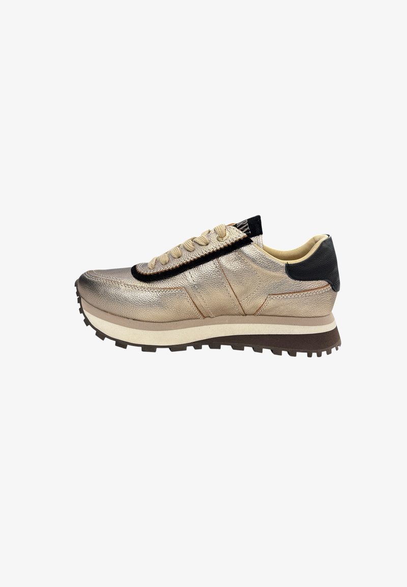 Metalen gouden sneaker met een gestructureerde bovenzijde, zwarte accenten, beige veters en een gelaagde zool met een bruine rubberen outsole.
