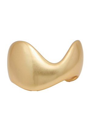 Glattes, glänzendes Goldarmband mit breitem, gebogenem Design und offenem Rücken für die Anpassung am Handgelenk.