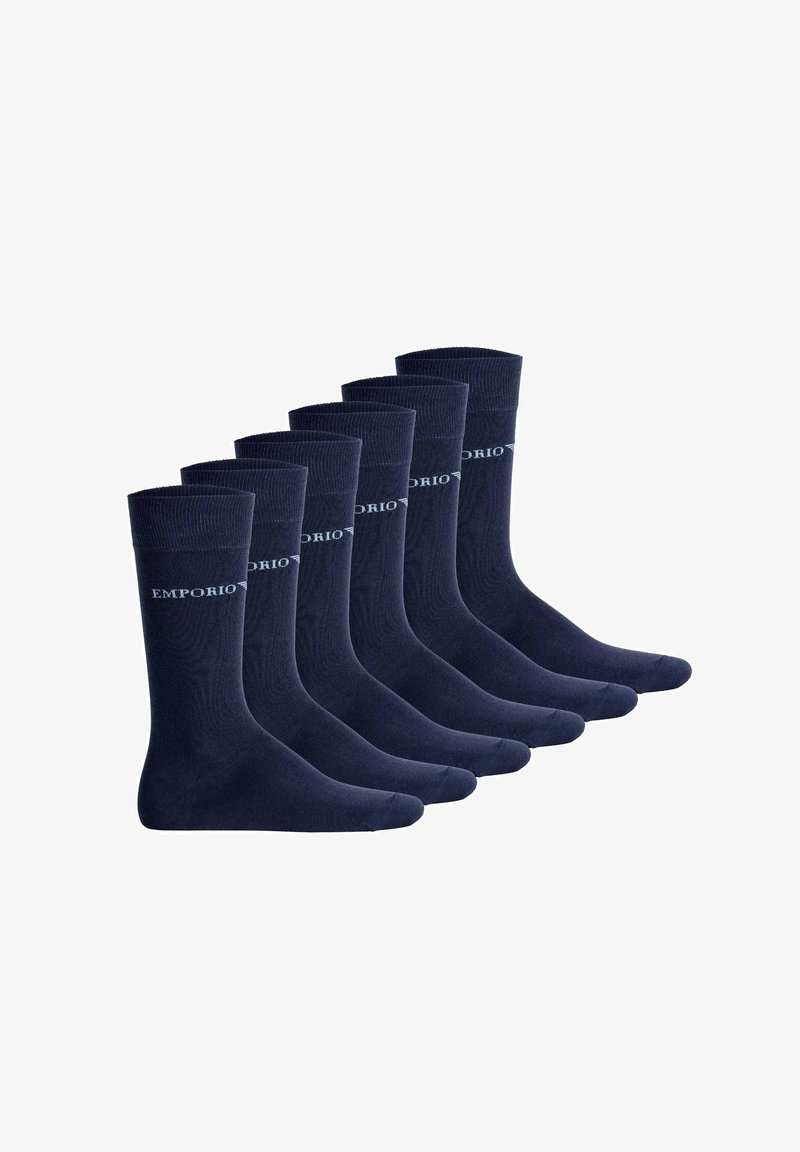Six paires de chaussettes bleu marine avec le logo "EMPORIO" imprimé en blanc près du haut de la tige, disposées en rangée décalée.