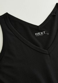 Černé volné šaty s vykrojeným výstřihem a jemnou tkaninou. Obsahuje štítek s nápisem "NEXT" a velikostí "S." Hladká textura s minimálním šitím.