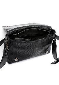 Czarna torba crossbody wykonana z teksturowanej sztucznej skóry, z zamykaną na zamek komorą, płaskim paskiem oraz zapięciem na zatrzask.