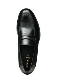 Mocassino in pelle nera con finitura liscia, dettagli cuciti e una fascia decorativa sulla tomaia; soletta interna contrassegnata con "GEOX."
