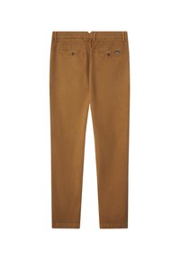 Pantalones marrones de tela suave. Cuenta con dos bolsillos traseros con botones y una etiqueta de logo sutil. Diseño de pierna recta con bordes limpios.