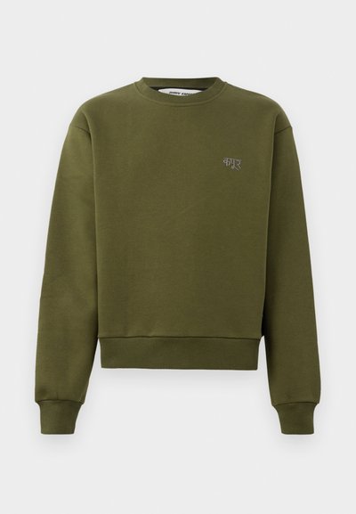 Sweatshirt verde-azeitona, com gola redonda, bainha e punhos canelados, apresentando um pequeno detalhe bordado no peito. Design plano e casual.