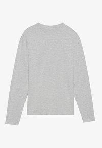 Tricou cu mânecă lungă de culoare gri deschis, fabricat din bumbac moale. Dispune de un guler rotund și o croială lejeră, fără logo-uri sau modele vizibile.
