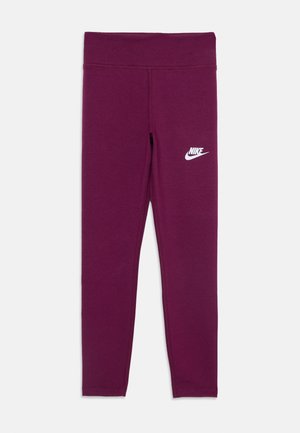 Fioletowe legginsy Nike z wysokim stanem i białym logo Nike na górnej lewej udzie, prezentowane na białym tle.