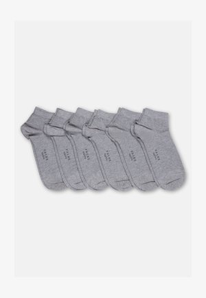 Zes paar grijze enkelsokken naast elkaar gelegd, elk met "FALKE HAPPY" gedrukt op de zool.