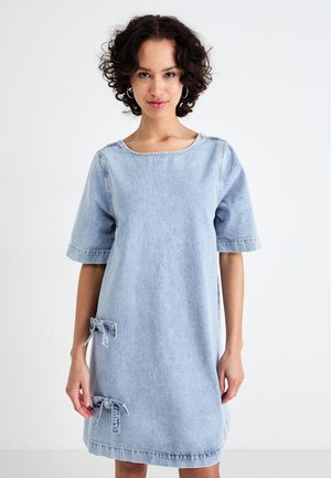 ONLGIGI BOW A SHAPE DRESS - Denimové šaty - light blue denim