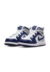 Sneaker alte in pelle bianca, navy e grigia. Le caratteristiche includono lacci, punta perforata e dettagli con logo sulla linguetta e sul lato.