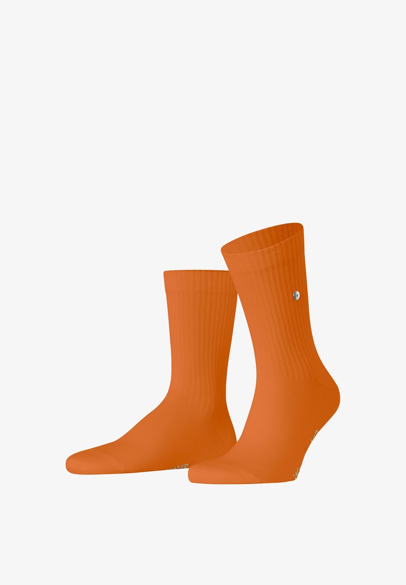 Pomarańczowe skarpetki z prążkowanej tkaniny, o gładkiej fakturze, z małym logo po jednej stronie i dopasowanym fasonie w okolicy kostki.