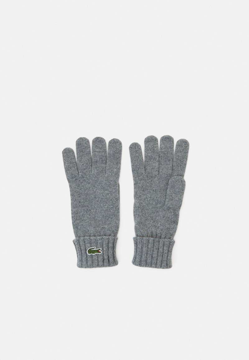 Grå strikkede hansker med ribbestrikket mansjett, som har en liten grønn krokodillelogo på håndleddet. Laget av mykt, elastisk materiale.