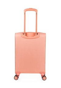 Maleta rígida en color coral suave, con un asa retráctil y cuatro ruedas. Superficie lisa con un diseño minimalista.