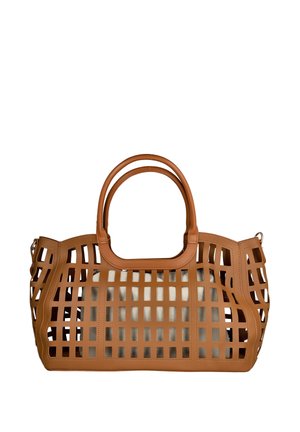 Bolso tote de cuero marrón con un diseño de recorte de rejilla ancha, dos asas redondas y una bolsa de tela beige en el interior.