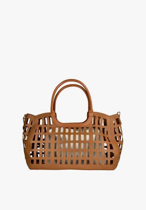 Bolso tote de cuero marrón con un diseño de recorte de rejilla ancha, dos asas redondas y una bolsa de tela beige en el interior.