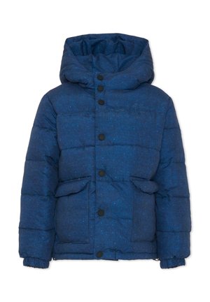 Marineblauwe pufferjas met een capuchon, vervaardigd uit een gestructureerde stof, zwarte drukknoopsluitingen en twee voorzakken.