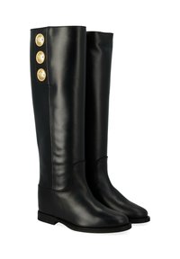 Bottes noires en cuir montantes avec une texture lisse, ornées de trois boutons dorés sur le côté et d'une semelle plate. Design classique.