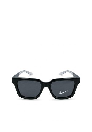 Occhiali da sole neri con montatura quadrata, lenti scure e aste trasparenti, con un piccolo logo bianco Nike Swoosh sulla lente destra.