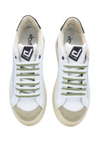 Sneaker in pelle bianca con lacci a strisce verde oliva e bianchi, punta arrotondata e dettagli in suede sulla parte anteriore. Etichetta nera con logo sulla linguetta.