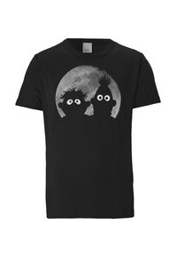 Schwarzes T-Shirt mit einem Silhouetten-Design von zwei Charakteren vor einem Vollmond-Hintergrund in Grautönen. Kurze Ärmel, normale Passform.