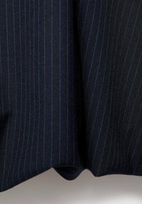 Tamna tkanina s plavim prugama, s glatkom teksturom i prilagođenim oblikom, koja prikazuje presavijeni rub na dnu.