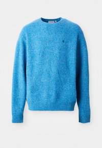 Pull bleu en maille douce, avec un col rond et des poignets et un ourlet côtelés. Petit logo sur la poitrine.