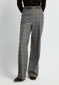 Grijze geruite broek met een rechtvallende pasvorm, voorzien van een bruine riem met een vierkante gesp en subtiele textuur in de stof.