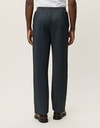 Μαύρο παντελόνι με ρίγες και χαλαρή εφαρμογή. Διαθέτει κωνική γραμμή, ελαστική μέση και μπλε ρίγες που τρέχουν κάθετα.