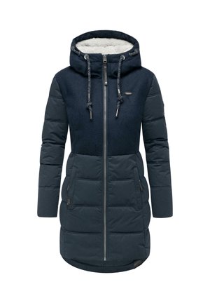 Marineblauwe pufferjas met een fleece-gevoerde capuchon, rits aan de voorkant en twee zijzakken; beschikt over een kleurblokontwerp en een gestructureerde afwerking.