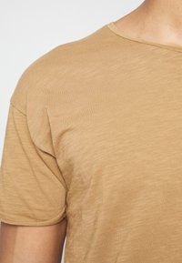 Nudie Jeans ROGER - T-shirt básica - hazel