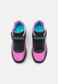 Zapatillas deportivas infantiles con una combinación de colores en negro, rosa y púrpura. Cuentan con una parte superior de malla texturizada, cierre de cordones y una correa de velcro.