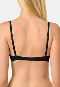 Top de bikini negro con tirantes delgados ajustables, cierre de gancho en la parte posterior y textura de tela suave. Diseño minimalista sin patrones.