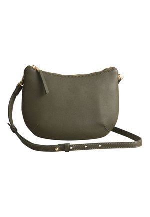 Olivengrøn læder crossbody taske med gyldent lynlås og justerbar rem, glat tekstureret overflade, halvmåneform.