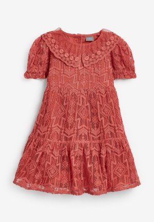 Robe en dentelle rouge avec un décolleté froncé, des manches courtes bouffantes et un ourlet évasé. Présente des motifs géométriques et une finition texturée.