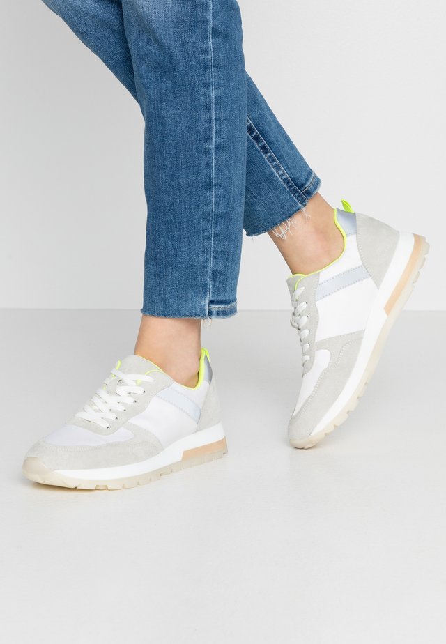 Remonte D2v01 - Sneaker Basse Donna In Pelle, Comfort E Leggerezza, Larghezza Extra, Colore Nero, Taglia 40 - 2