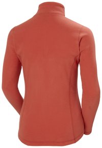 Fleece longsleeve top in koraal, met een hoge kraag, naadloos ontwerp en een zachte textuur. De achterkant toont een getailleerde silhout.