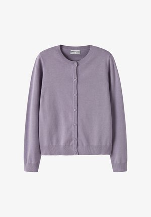 Fliederlila, langärmelige Strickjacke mit Rundhalsausschnitt und sieben Knöpfen auf der Vorderseite, gerippte Bündchen und Saum, dargestellt auf weißem Hintergrund.