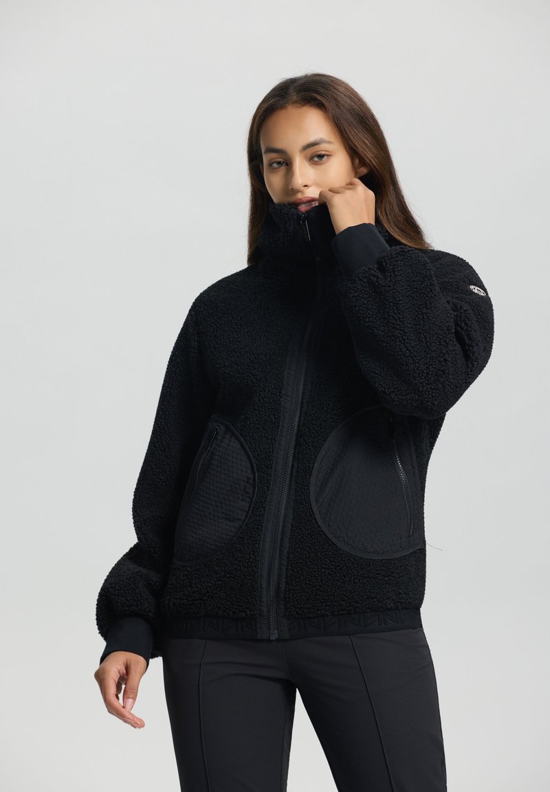Zwarte fleece jas met een hoge kraag, ritssluiting en getextureerde zakken. Kenmerkt ribbelmanchetten en een opvallend logo op de mouw.